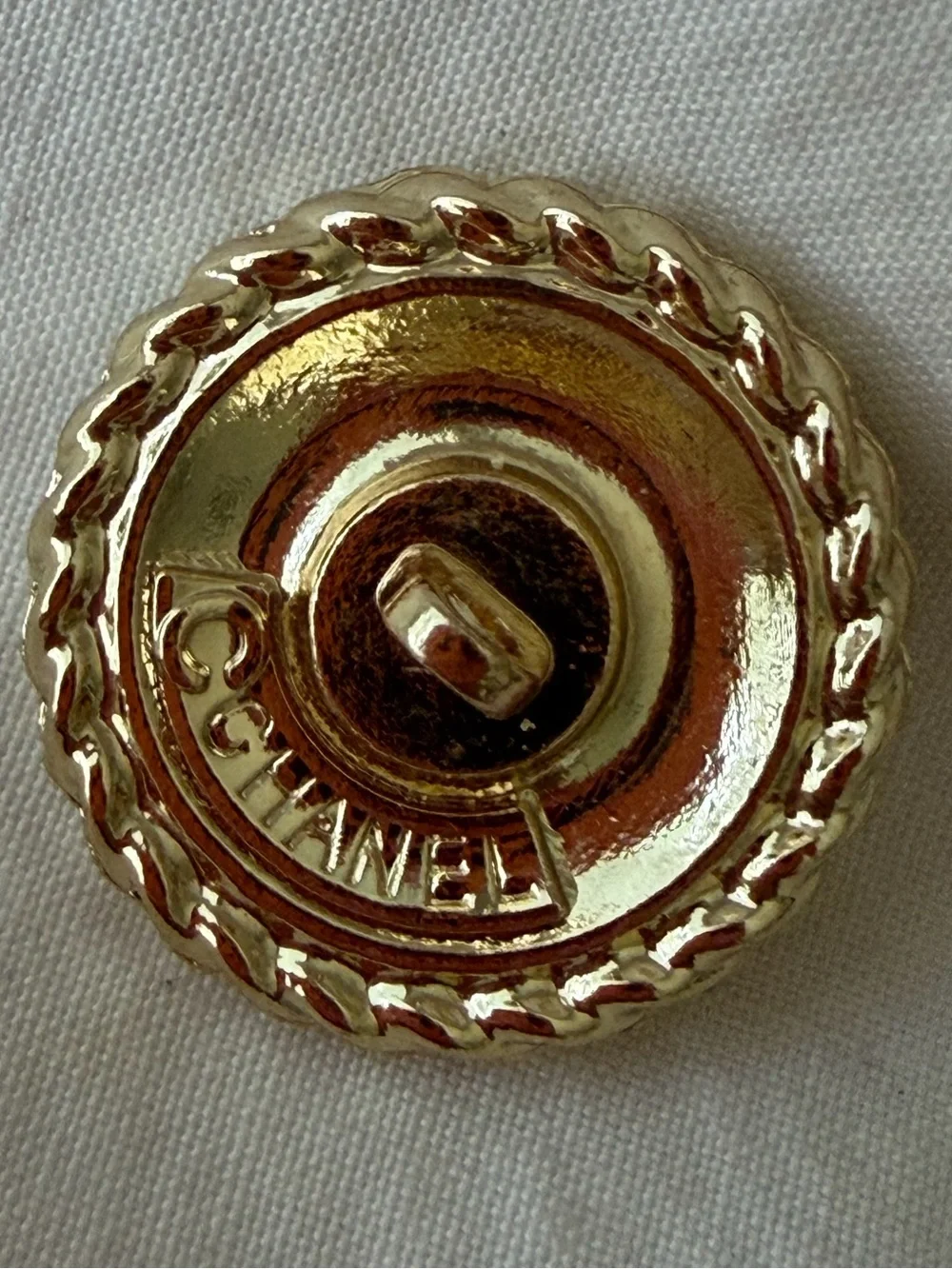 CHANEL Gold CC Rope-Edge Medallion Necklace
